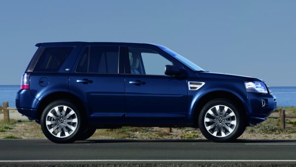 Добрият стар Freelander не е най-надеждната машина на Земята - нито един Land Rover не е - но все пак се представя по-добре от други модели със същата емблема, задвижва се от солиден 2.2-литров дизел и има истинско 4х4. Продава се за 4850 евро на Острова. 
